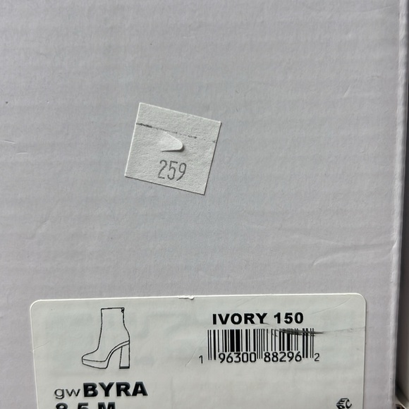 GUESS - White 1-1/2" Platform Cushioned Logo Byra Square Toe Block Heel Size - Picture 13 of 13